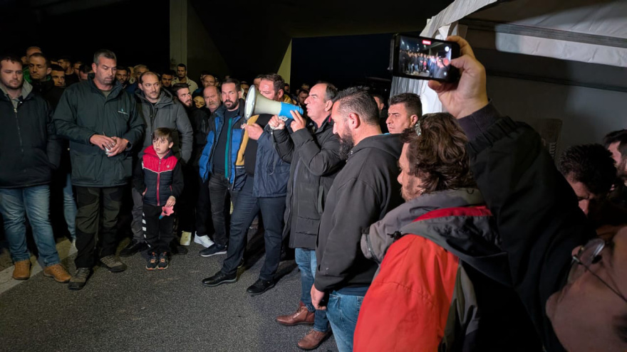 Ενισχύουν το μπλόκο στον κόμβο της Νίκαιας οι αγρότες - Στόχος να ξεπεράσουν τα 1.000 τρακτέρ