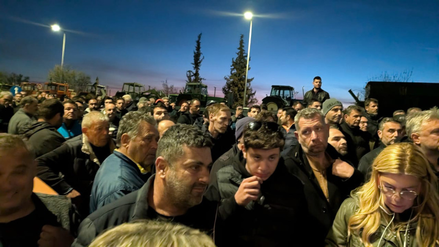 Ενισχύουν το μπλόκο στον κόμβο της Νίκαιας οι αγρότες - Στόχος να ξεπεράσουν τα 1.000 τρακτέρ
