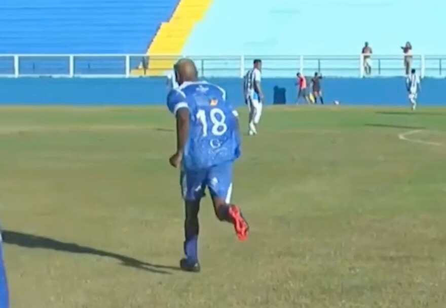 Βραζιλιάνος ποδοσφαιριστής κυνηγά τίτλο φορώντας ηλεκτρονικό «βραχιολάκι» μετά την αποφυλάκισή του
