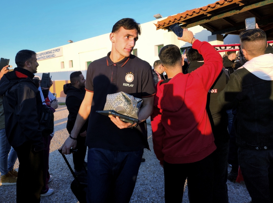 Ολυμπιακός: «Τρέλα» κατά την άφιξη της ομάδας στη Σύρο - Βίντεο, φωτογραφίες 