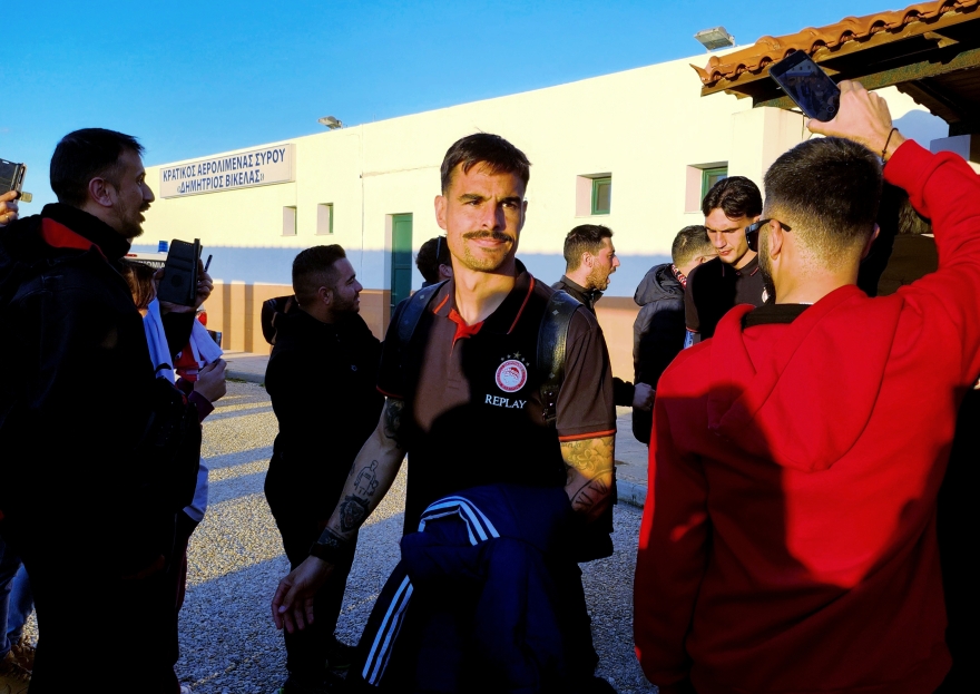 Ολυμπιακός: «Τρέλα» κατά την άφιξη της ομάδας στη Σύρο - Βίντεο, φωτογραφίες 