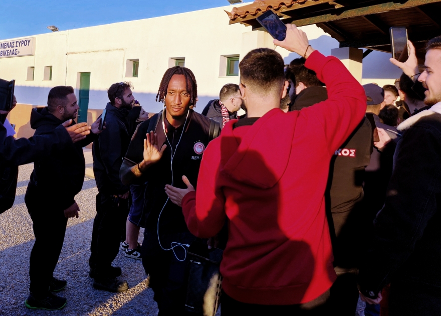 Ολυμπιακός: «Τρέλα» κατά την άφιξη της ομάδας στη Σύρο - Βίντεο, φωτογραφίες 