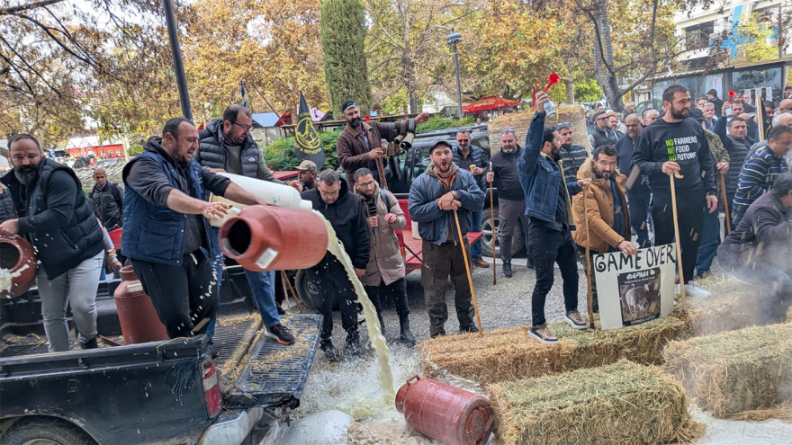 Στα μπλόκα και σήμερα οι αγρότες: Αποκλεισμένα τα σύνορα στον σταθμό των Ευζώνων, θα κλείσουν και λιμάνια - Θα υπάρξουν συνέπειες, απαντά ο Χρυσοχοΐδης