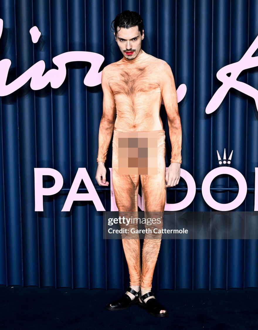 Γνωστός influencer εμφανίστηκε στα British Fashion Awards με κοστούμι... που απεικονίζει γυμνό αντρικό σώμα