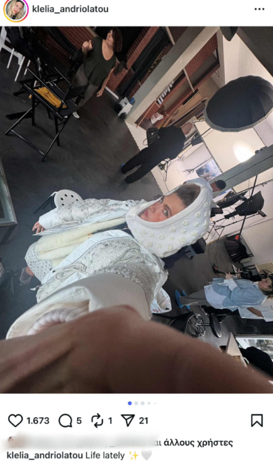 Η Κλέλια Ανδριολάτου φόρεσε περούκα και πόζαρε με αγορέ μαλλιά - Δείτε φωτογραφίες