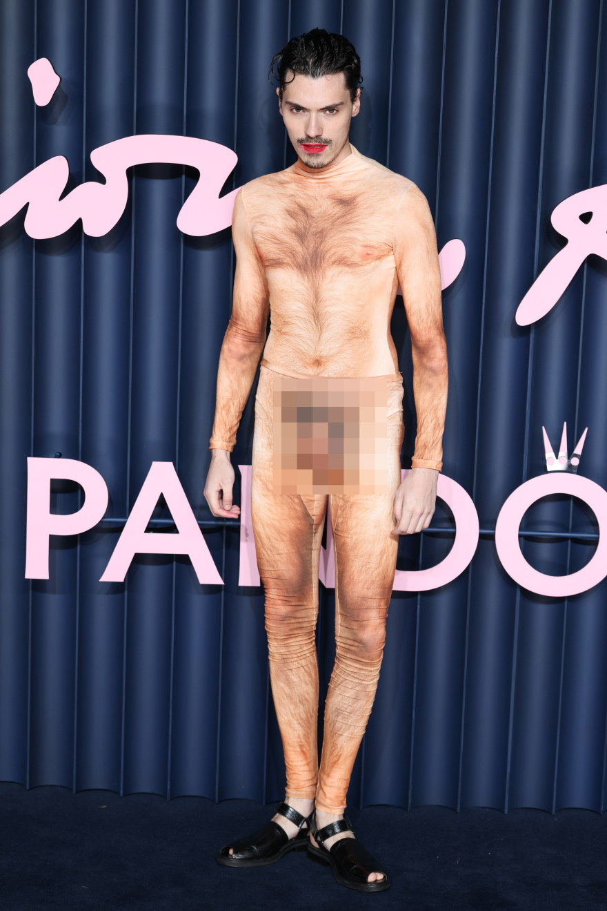 Γνωστός influencer εμφανίστηκε στα British Fashion Awards με κοστούμι... που απεικονίζει γυμνό αντρικό σώμα