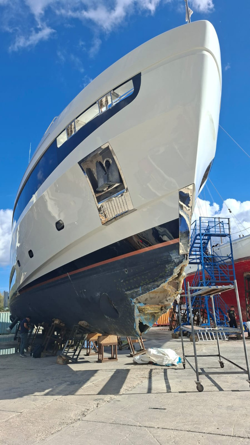 Ρυμούλκησαν τη θαλαμηγό που είχε προσαράξει στη νησίδα Πάτροκλος στον Σαρωνικό Κόλπο - Δείτε φωτογραφίες