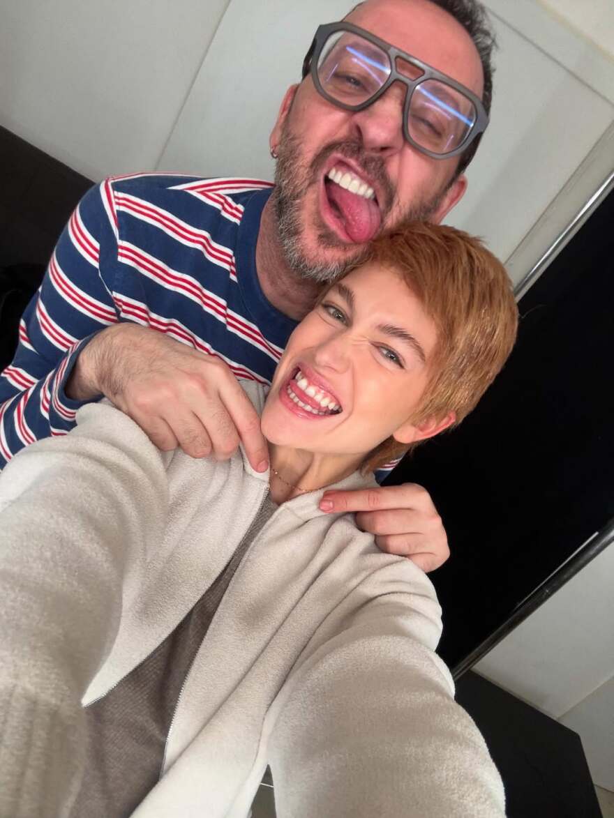 Η Κλέλια Ανδριολάτου φόρεσε περούκα και πόζαρε με αγορέ μαλλιά - Δείτε φωτογραφίες