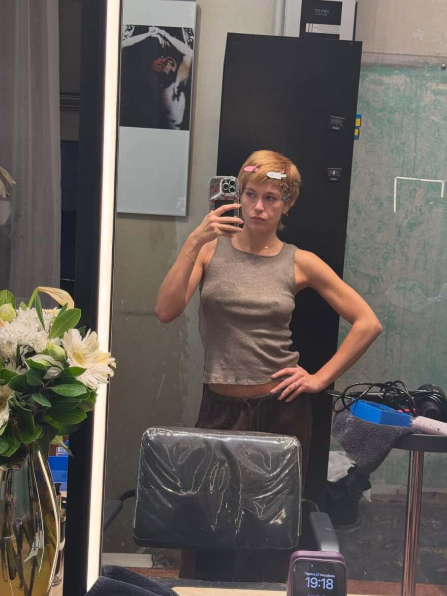 Η Κλέλια Ανδριολάτου φόρεσε περούκα και πόζαρε με αγορέ μαλλιά - Δείτε φωτογραφίες