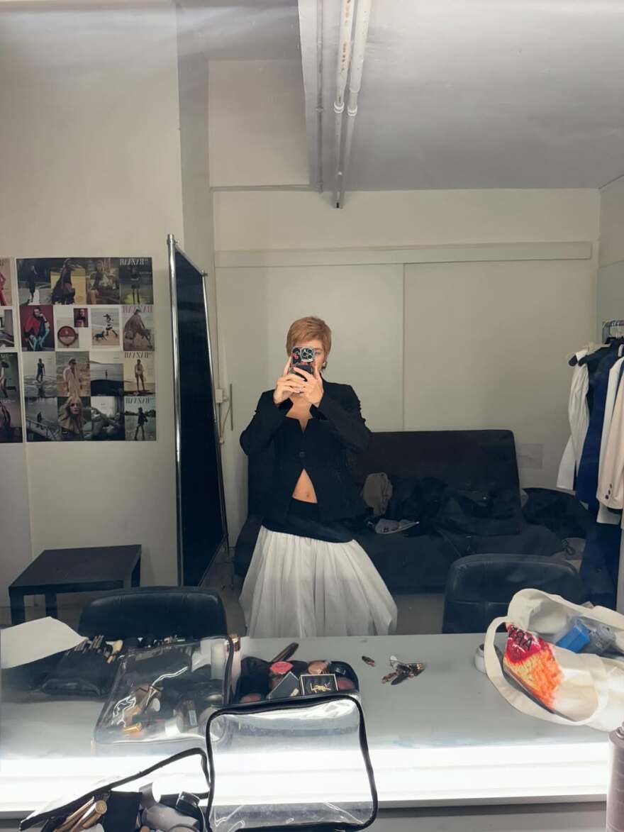 Η Κλέλια Ανδριολάτου φόρεσε περούκα και πόζαρε με αγορέ μαλλιά - Δείτε φωτογραφίες