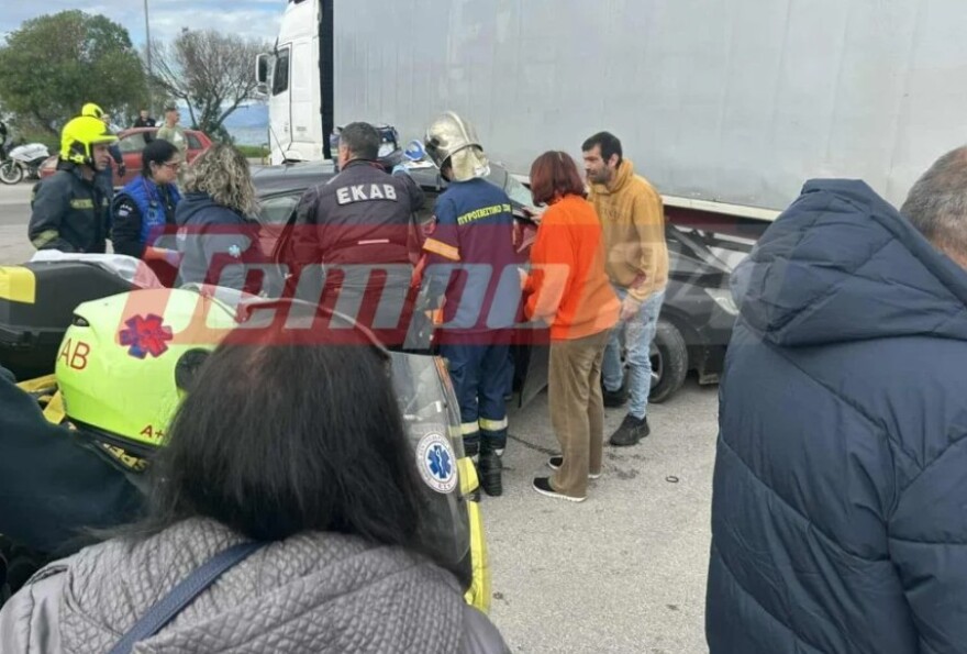 Τροχαίο στην Πάτρα: ΙΧ «καρφώθηκε» σε φορτηγό, τραυματίστηκε έγκυος