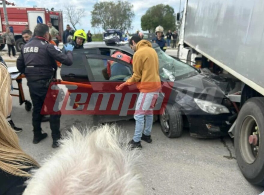 Τροχαίο στην Πάτρα: ΙΧ «καρφώθηκε» σε φορτηγό, τραυματίστηκε έγκυος