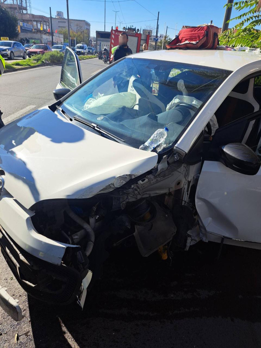 Αυτοκίνητο προσέκρουσε σε κολώνα, τρεις τραυματίες