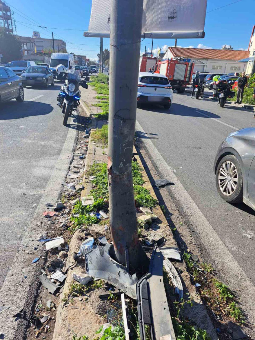 Τροχαίο στην Πειραιώς: Αυτοκίνητο προσέκρουσε σε κολώνα, τρεις τραυματίες  