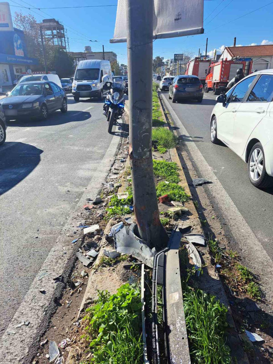 Τροχαίο στην Πειραιώς: Αυτοκίνητο προσέκρουσε σε κολώνα, τρεις τραυματίες  