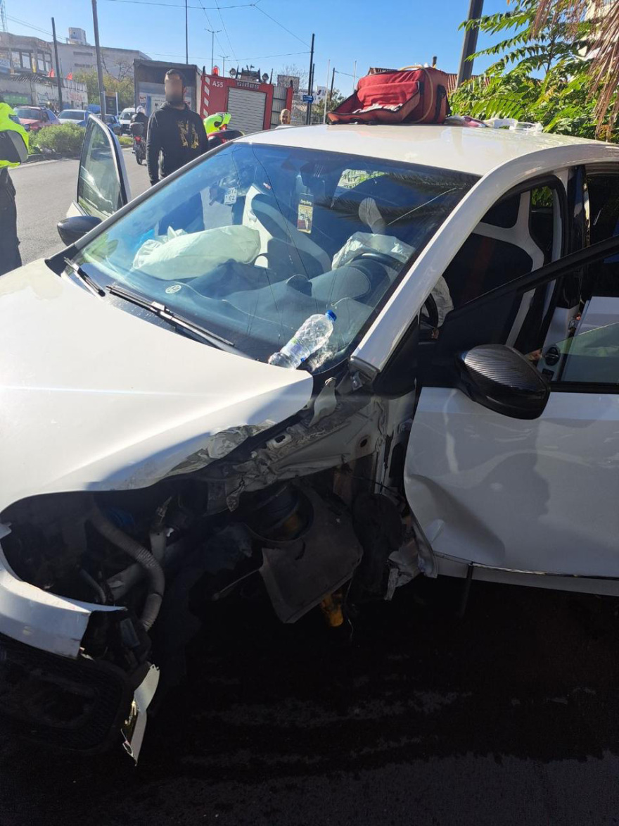 Τροχαίο στην Πειραιώς: Αυτοκίνητο προσέκρουσε σε κολώνα, τρεις τραυματίες  