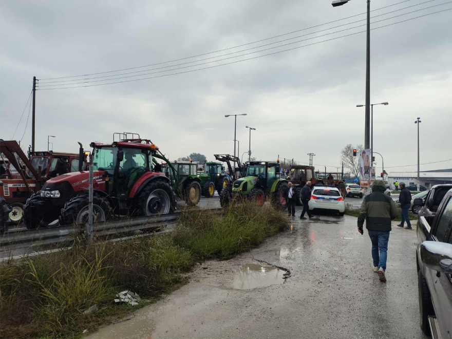Οι αγρότες πέρασαν τον αστυνομικό φραγμό και ετοιμάζονται για μπλόκο στο τελωνείο Προμαχώνα