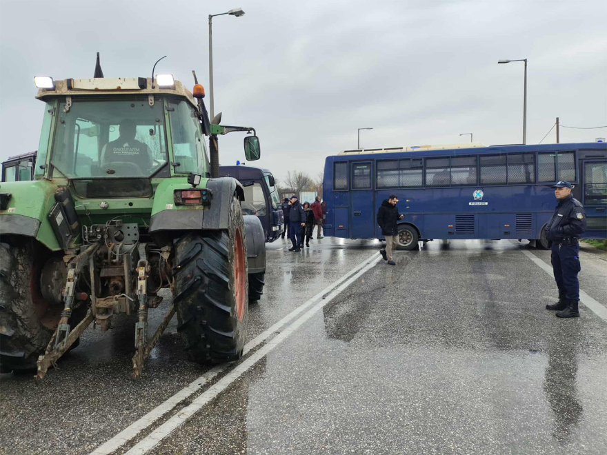 Οι αγρότες πέρασαν τον αστυνομικό φραγμό και ετοιμάζονται για μπλόκο στο τελωνείο Προμαχώνα