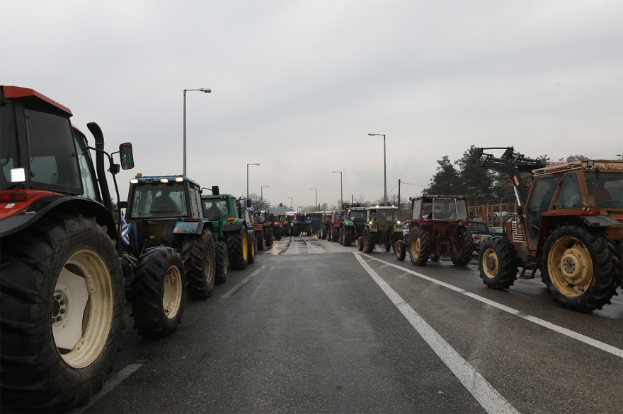 Οι αγρότες πέρασαν τον αστυνομικό φραγμό και ετοιμάζονται για μπλόκο στο τελωνείο Προμαχώνα