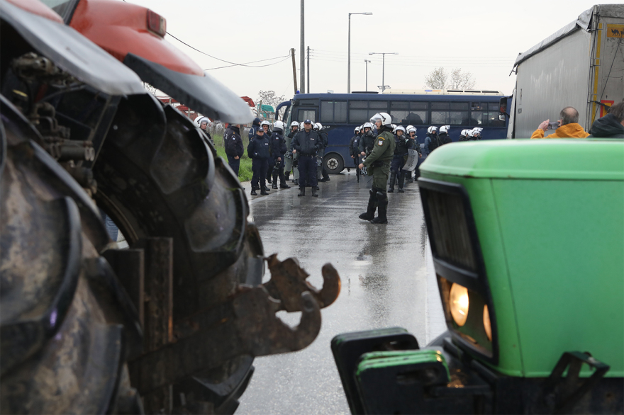 Οι αγρότες πέρασαν τον αστυνομικό φραγμό και ετοιμάζονται για μπλόκο στο τελωνείο Προμαχώνα