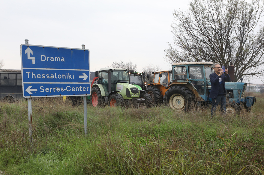 Οι αγρότες πέρασαν τον αστυνομικό φραγμό και ετοιμάζονται για μπλόκο στο τελωνείο Προμαχώνα