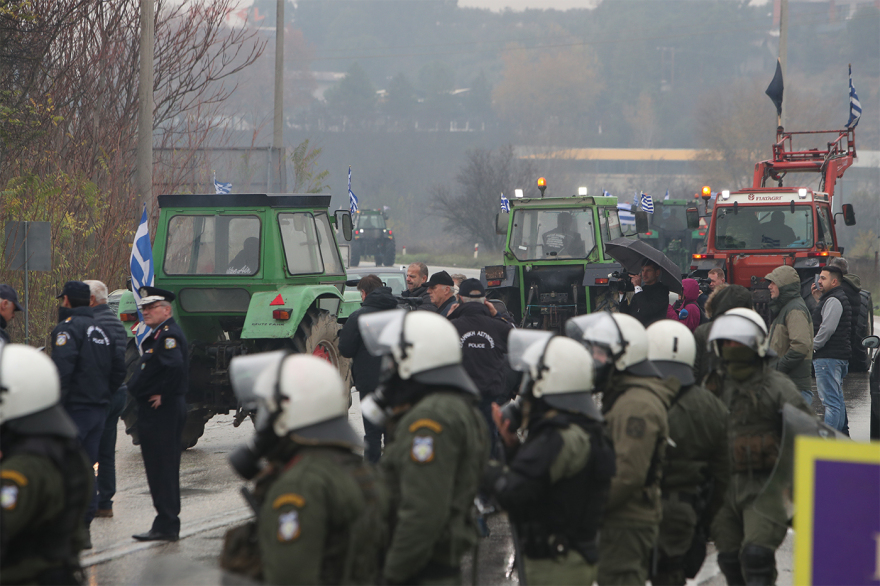 Οι αγρότες πέρασαν τον αστυνομικό φραγμό και ετοιμάζονται για μπλόκο στο τελωνείο Προμαχώνα