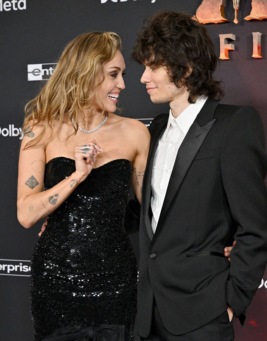 Η θυελλώδης ερωτική ζωή της Μάιλι Σάιρους: Οι σύντροφοι που τη σημάδεψαν και οι εντάσεις που έγιναν πρωτοσέλιδα