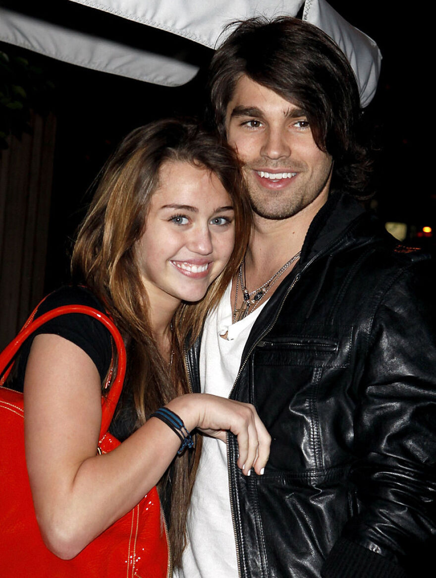 Η θυελλώδης ερωτική ζωή της Μάιλι Σάιρους: Οι σύντροφοι που τη σημάδεψαν και οι εντάσεις που έγιναν πρωτοσέλιδα