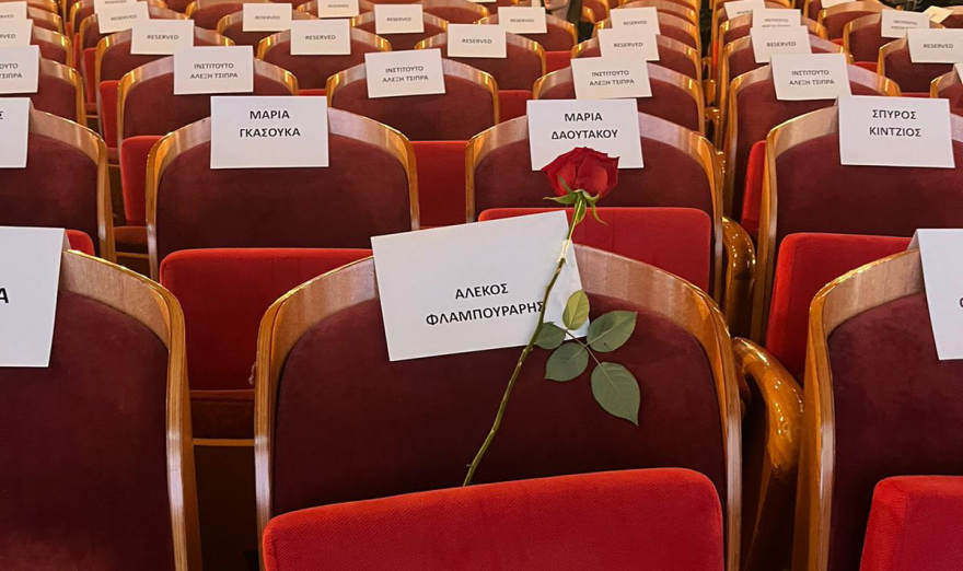 Η παρουσίαση της «Ιθάκης»: Ένα τριαντάφυλλο στην κενή θέση του Αλέκου Φλαμπουράρη