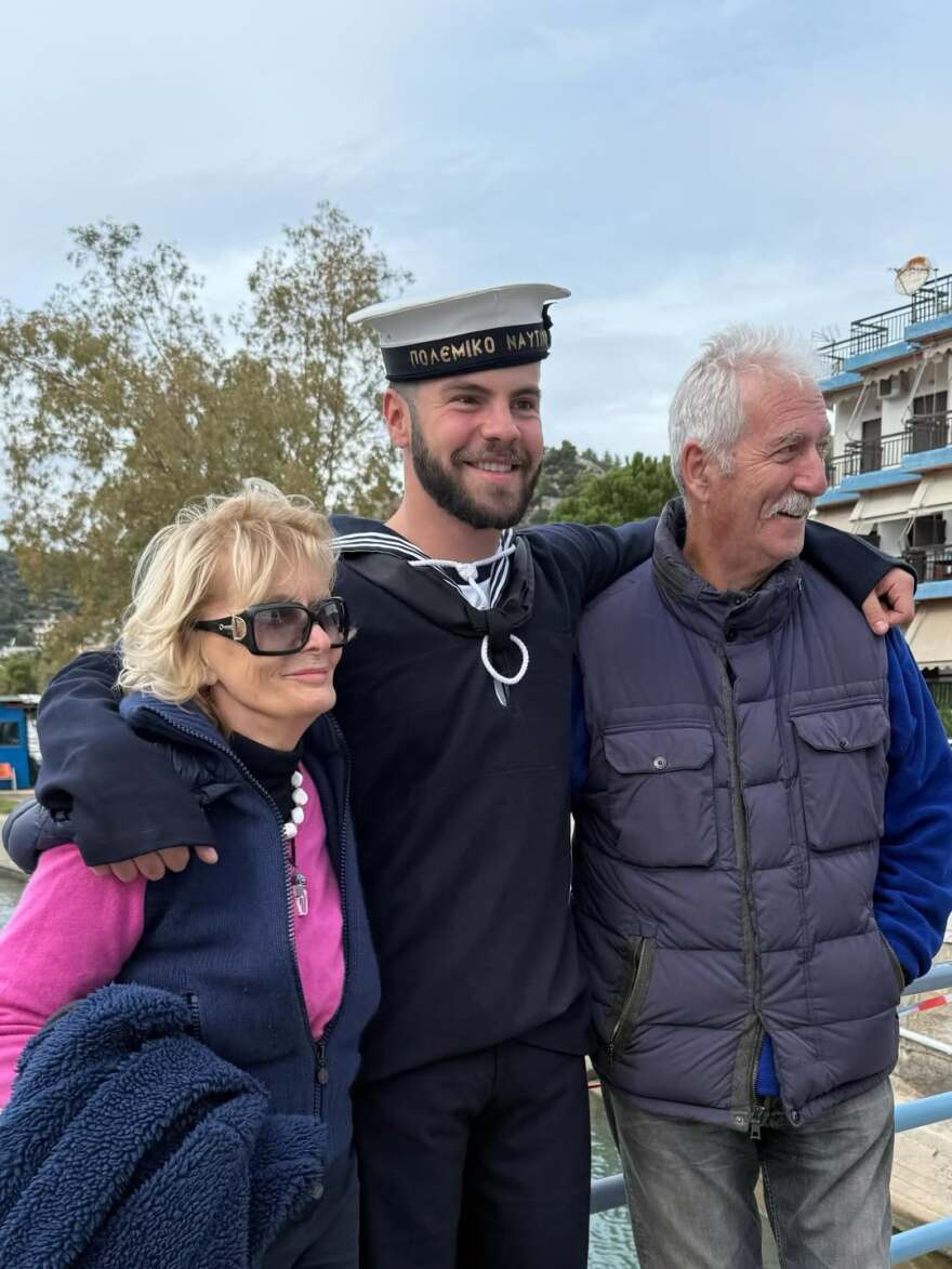 Ο Άγγελος Λάτσιος στο Πολεμικό Ναυτικό με σύσσωμη την οικογένειά του, δείτε τις φωτογραφίες με τη Μενεγάκη, τον Λάτσιο και τον Ματέο Ο Άγγελος Λάτσιος στο Πολεμικό Ναυτικό με σύσσωμη την οικογένειά του, δείτε τις φωτογραφίες με τη Μενεγάκη, τον Λάτσιο και τον Ματέο