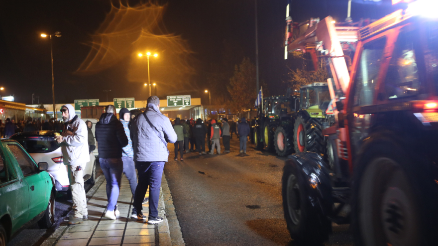Κλιμακώνουν τις κινητοποιήσεις τους και παραμένουν στα μπλόκα οι αγρότες, ποιοι δρόμοι είναι κλειστοί
