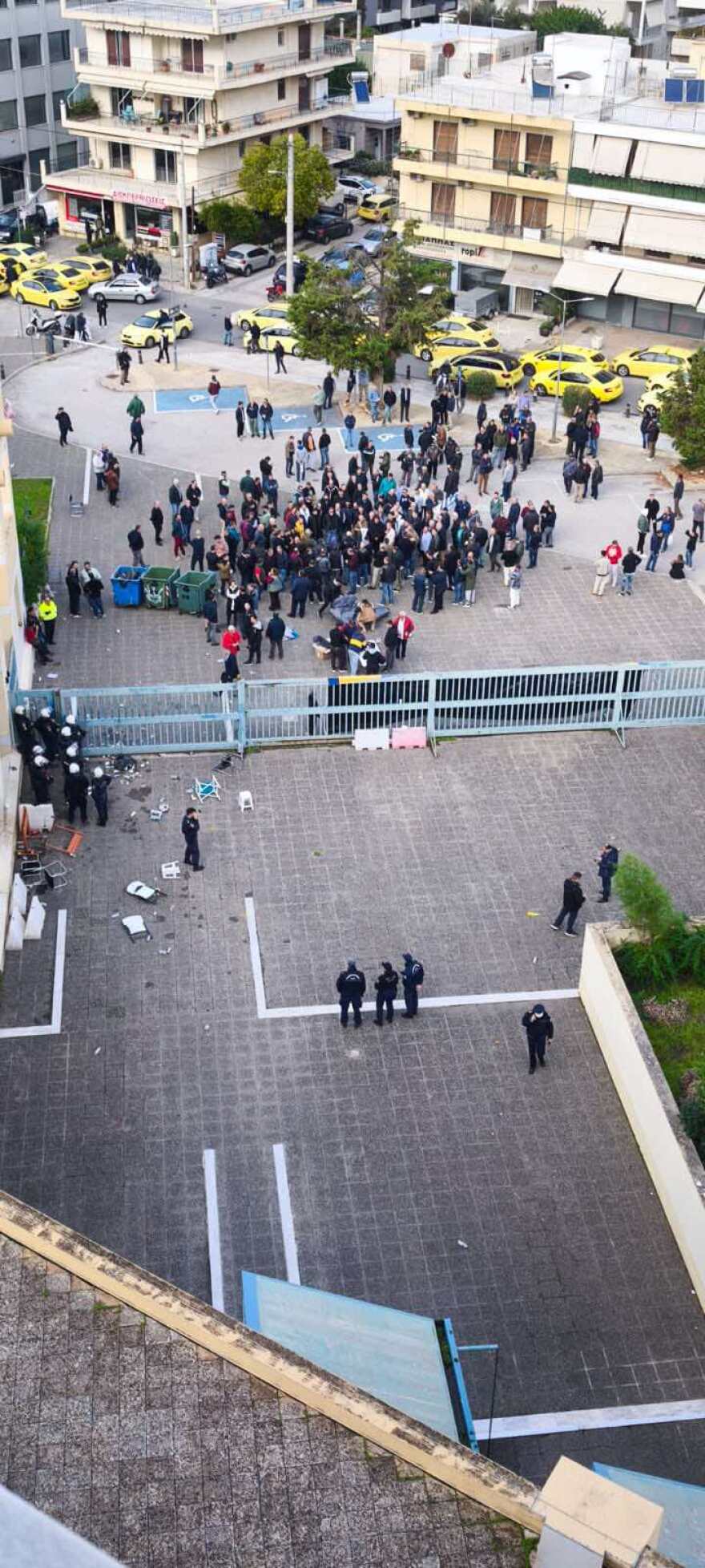 Οδηγοί ταξί πέταξαν καρέκλες στους αστυνομικούς που απάντησαν με χημικά έξω από το υπουργείο Μεταφορών, δείτε βίντεο