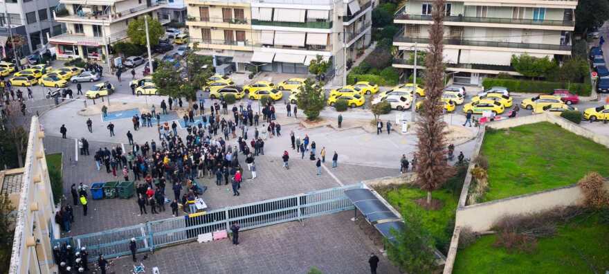 Οδηγοί ταξί πέταξαν καρέκλες στους αστυνομικούς που απάντησαν με χημικά έξω από το υπουργείο Μεταφορών, δείτε βίντεο