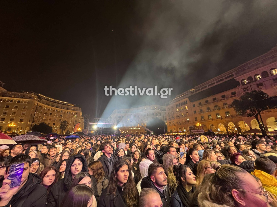 «Πλημμύρισε» η Αριστοτέλους για το άναμμα του χριστουγεννιάτικου δέντρου στη Θεσσαλονίκη, δείτε βίντεο και φωτογραφίες	