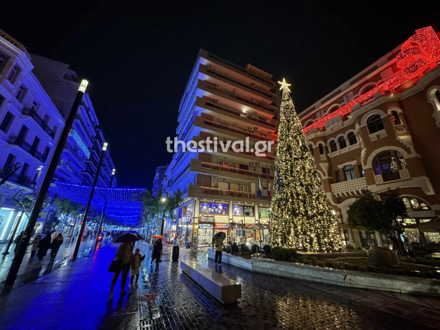 «Πλημμύρισε» η Αριστοτέλους για το άναμμα του χριστουγεννιάτικου δέντρου στη Θεσσαλονίκη, δείτε βίντεο και φωτογραφίες	
