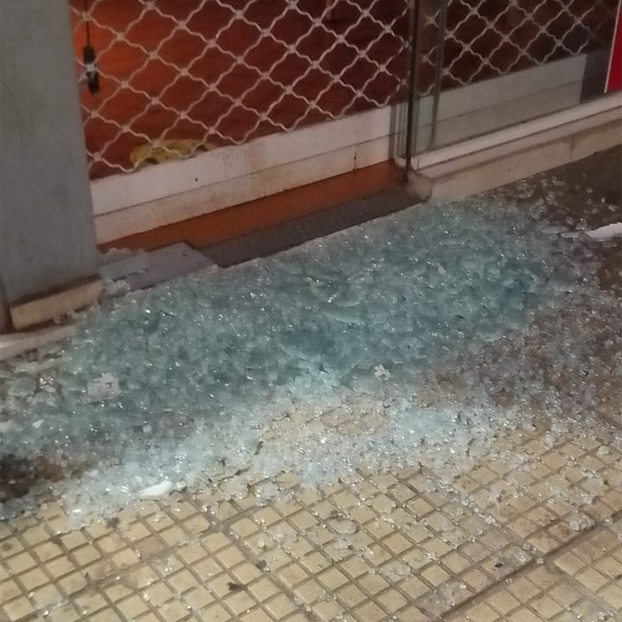 Αναρχικοί έσπασαν ATM και τζάμια σε καταστήματα στο Κουκάκι