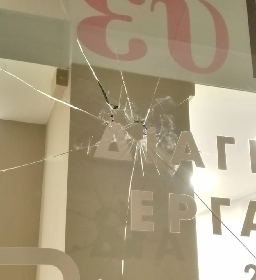 Αναρχικοί έσπασαν ATM και τζάμια σε καταστήματα στο Κουκάκι
