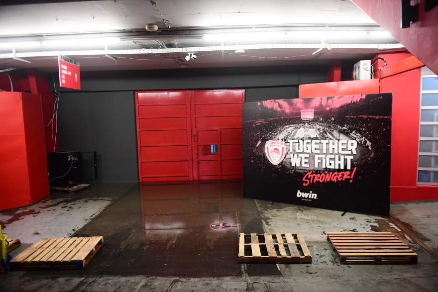 Αναβλήθηκε λόγω της κακοκαιρίας το παιχνίδι του Ολυμπιακού με τη Φενέρ στο ΣΕΦ, δείτε βίντεο 