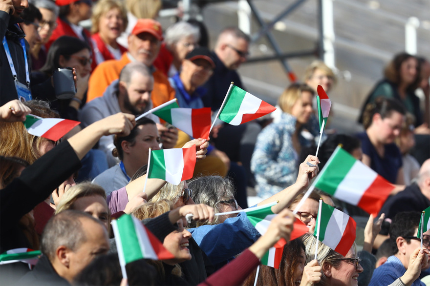 Η Ολυμπιακή Φλόγα παραδόθηκε στο Μιλάνο για τους Χειμερινούς Ολυμπιακούς Αγώνες, δείτε βίντεο