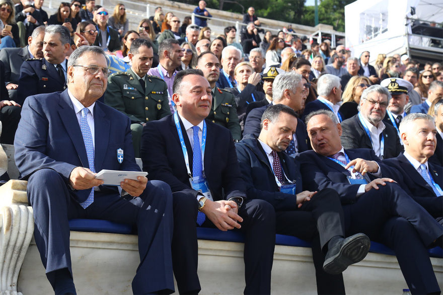 Η Ολυμπιακή Φλόγα παραδόθηκε στο Μιλάνο για τους Χειμερινούς Ολυμπιακούς Αγώνες, δείτε βίντεο