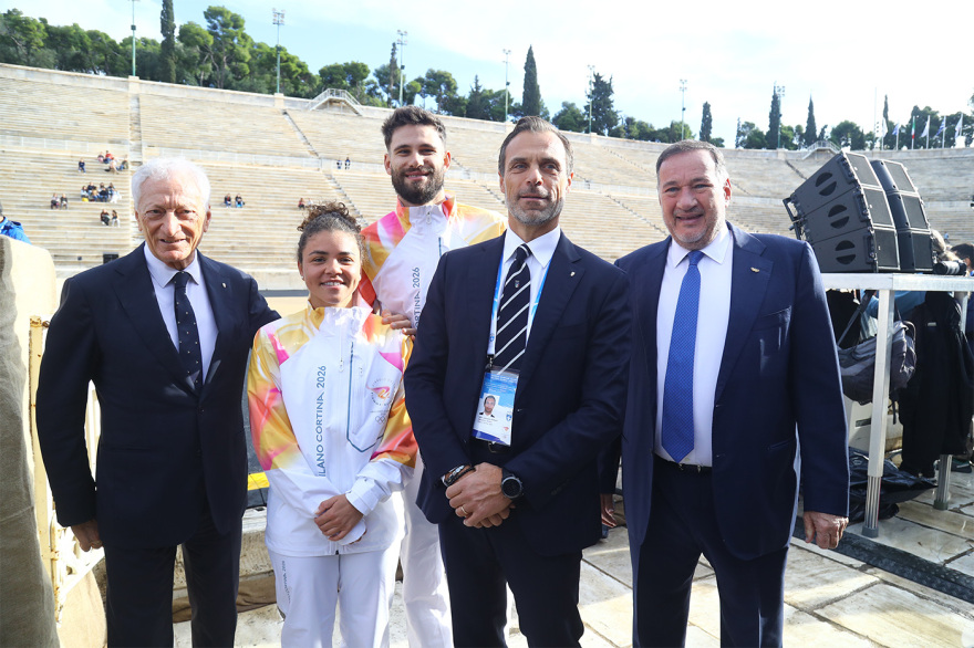 Η Ολυμπιακή Φλόγα παραδόθηκε στο Μιλάνο για τους Χειμερινούς Ολυμπιακούς Αγώνες, δείτε βίντεο