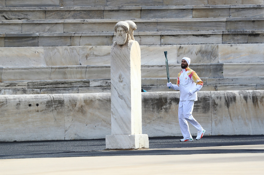 Η Ολυμπιακή Φλόγα παραδόθηκε στο Μιλάνο για τους Χειμερινούς Ολυμπιακούς Αγώνες, δείτε βίντεο