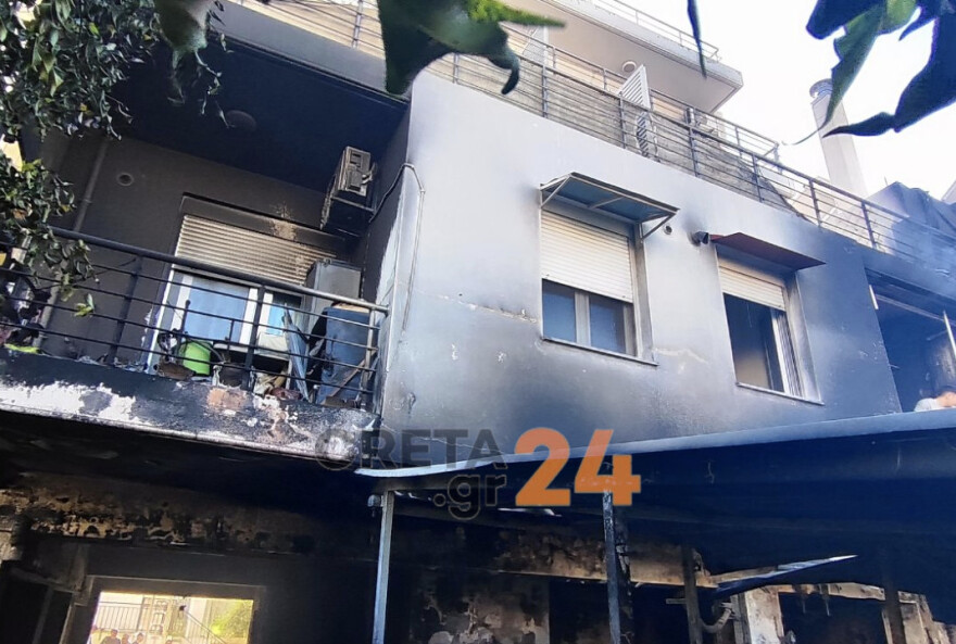 Κάηκαν ένα αυτοκίνητο και τέσσερις μηχανές μετά από φωτιά σε πυλωτή πολυκατοικίας στα Χανιά, δείτε βίντεο και φωτογραφίες
