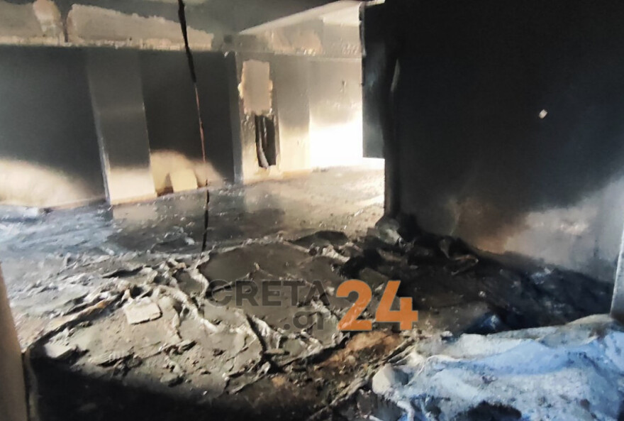 Κάηκαν ένα αυτοκίνητο και τέσσερις μηχανές μετά από φωτιά σε πυλωτή πολυκατοικίας στα Χανιά, δείτε βίντεο και φωτογραφίες
