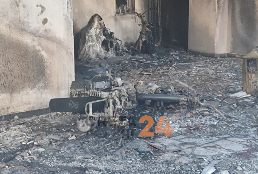 Κάηκαν ένα αυτοκίνητο και τέσσερις μηχανές μετά από φωτιά σε πυλωτή πολυκατοικίας στα Χανιά, δείτε βίντεο και φωτογραφίες