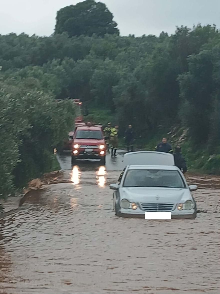 Συγκλονιστικές εικόνες, η ΕΜΑΚ διέσωσε οικογένεια από πλημμυρισμένο δρόμο στη Λακωνία - Προβλήματα από την κακοκαιρία Byron και στη Ζάκυνθο