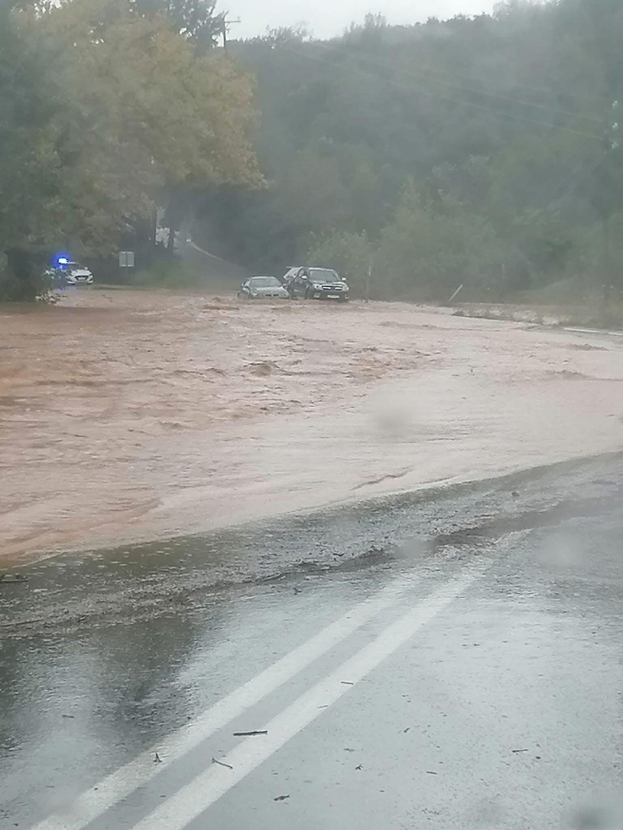 Συγκλονιστικές εικόνες, η ΕΜΑΚ διέσωσε οικογένεια από πλημμυρισμένο δρόμο στη Λακωνία - Προβλήματα από την κακοκαιρία Byron και στη Ζάκυνθο