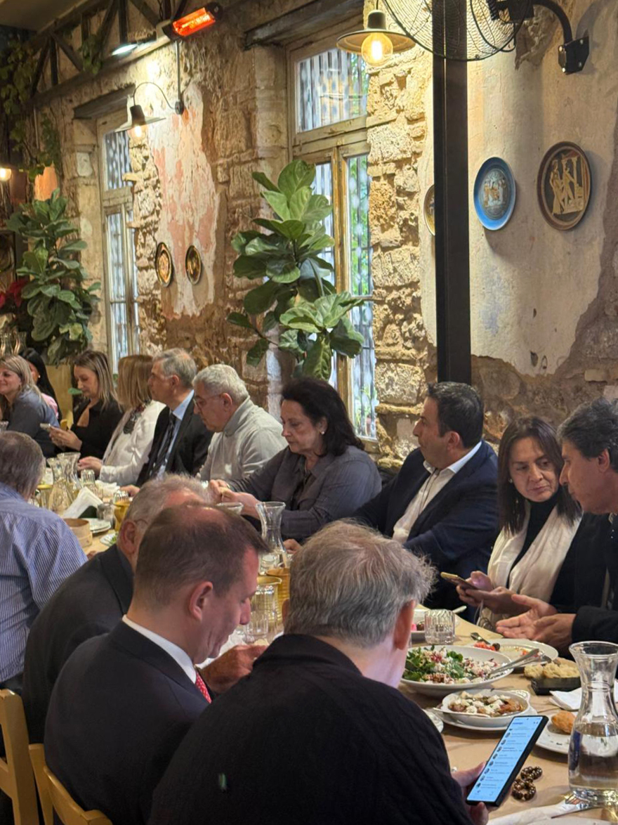 Πόλεμος Τσίπρα με Χαριλάου Τρικούπη και η συνάντηση όλων των φυλών του ΠΑΣΟΚ σε ταβέρνα στο κέντρο της Αθήνας