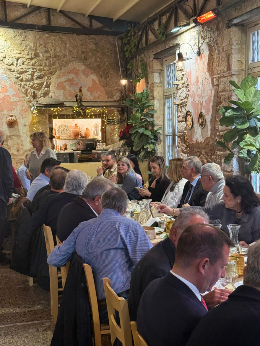 Πόλεμος Τσίπρα με Χαριλάου Τρικούπη και η συνάντηση όλων των φυλών του ΠΑΣΟΚ σε ταβέρνα στο κέντρο της Αθήνας