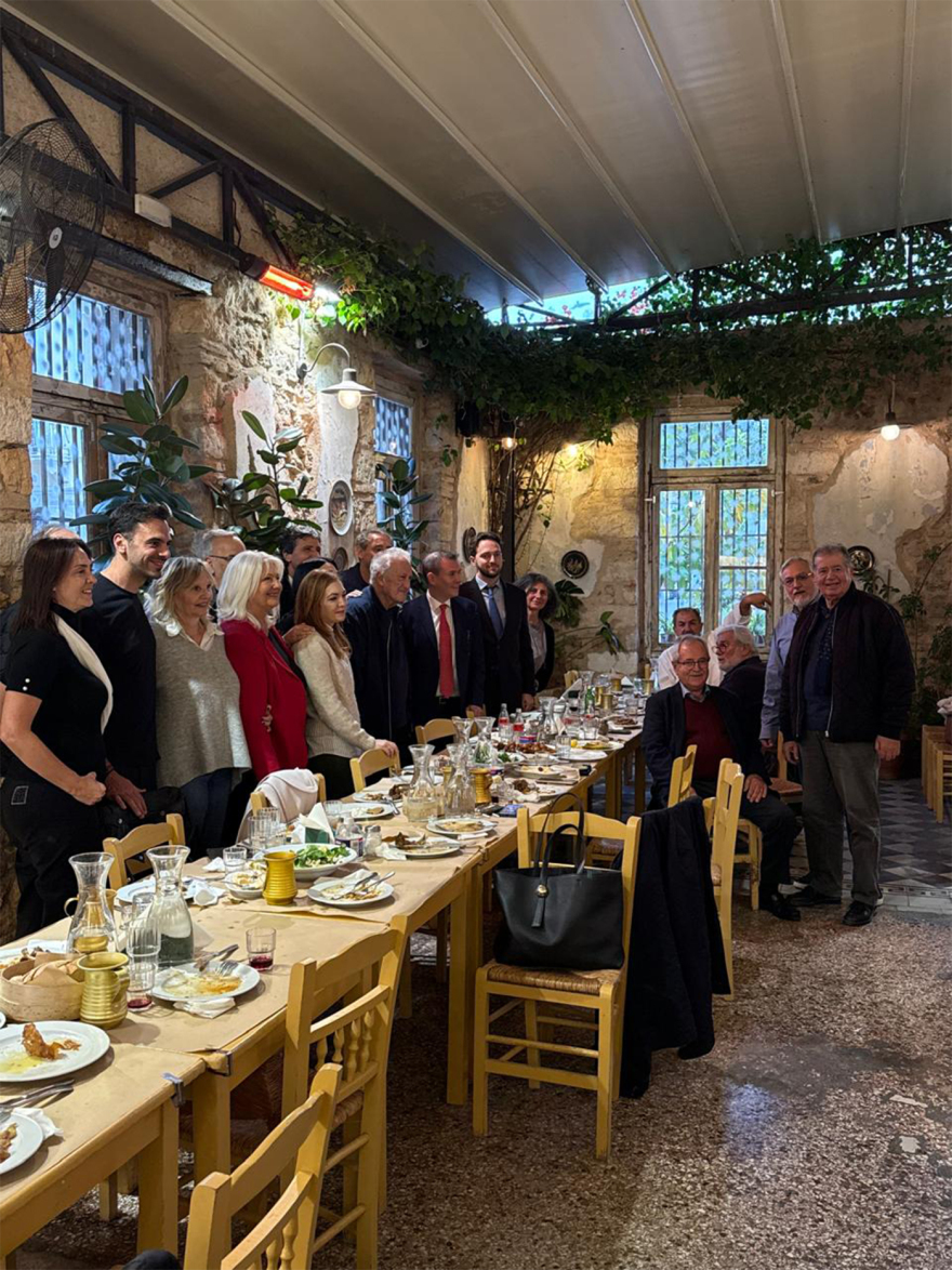 Πόλεμος Τσίπρα με Χαριλάου Τρικούπη και η συνάντηση όλων των φυλών του ΠΑΣΟΚ σε ταβέρνα στο κέντρο της Αθήνας